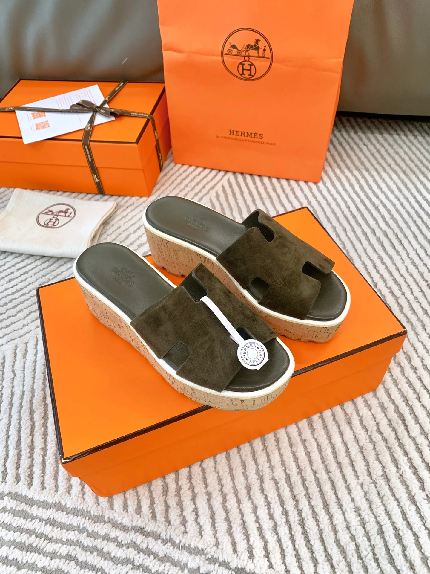 👟👟Ex-factory price 500👟👟 Peak enamel is made by hand, supreme purchasing agent level! Hermes spring and summer new slippers, high-end customization, exclusive products, the highest version in the industry, authentic mold opening and customization, laminating technology, heavy investment in development of a fully matched steel mold, perfect authentic version of the logo, exclusive correct version of the original font, Italian original calfskin cut upper, non-slip rubber outsole, lining: foot pads, pure imported Italian mixed breed, environmentally friendly goatskin, genuine leather welt, original packaging size: 34~41 (34.40. 41) Customized-no returns or exchanges